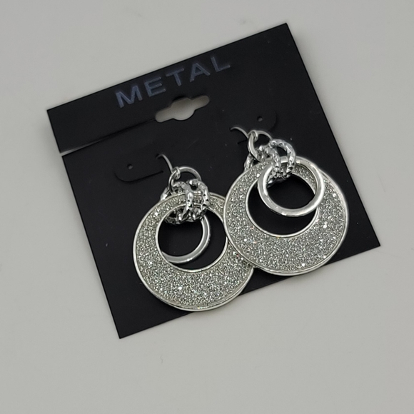 Fashion silver tone hammered earrings - Picture 5 of 5